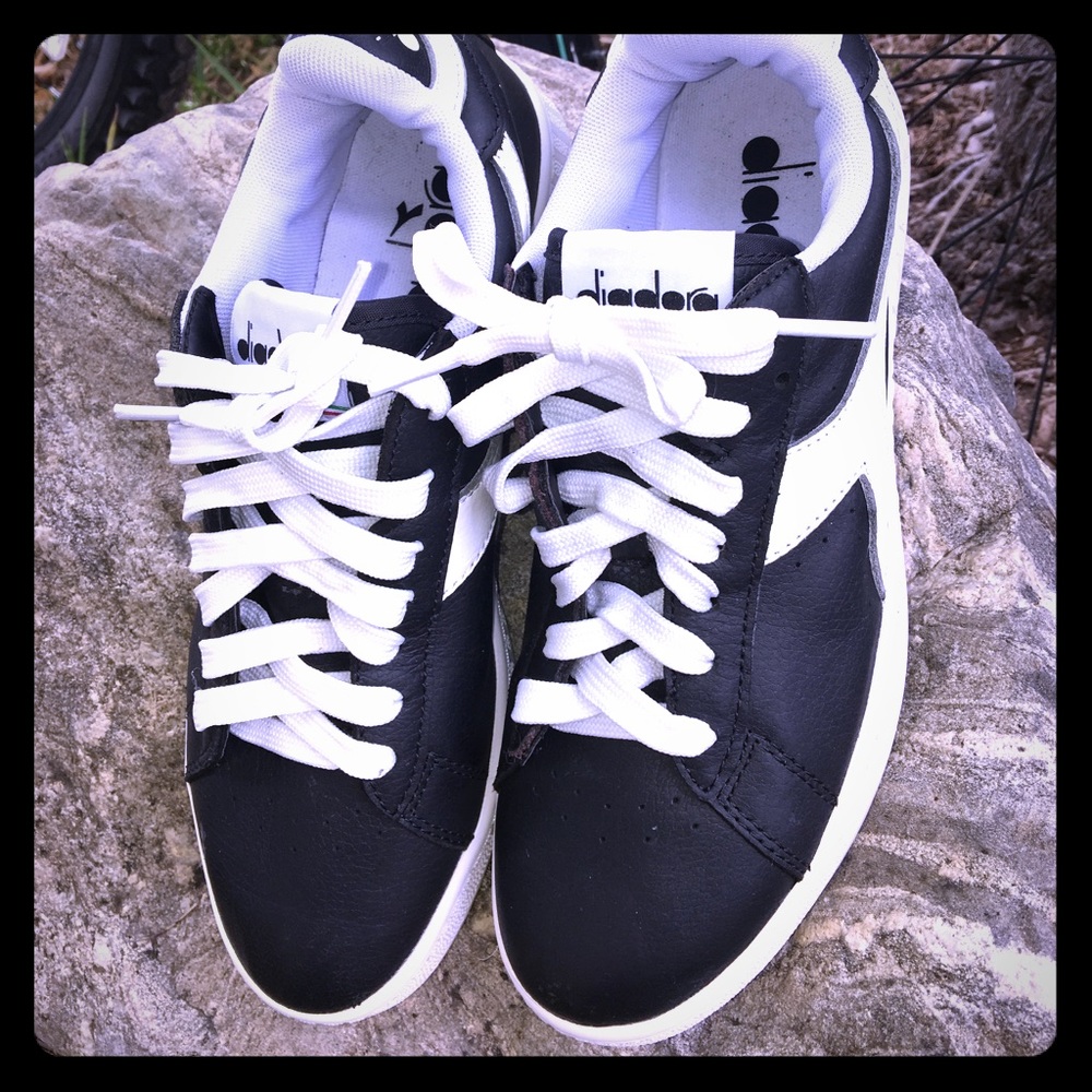 Diadora Tennis shoes